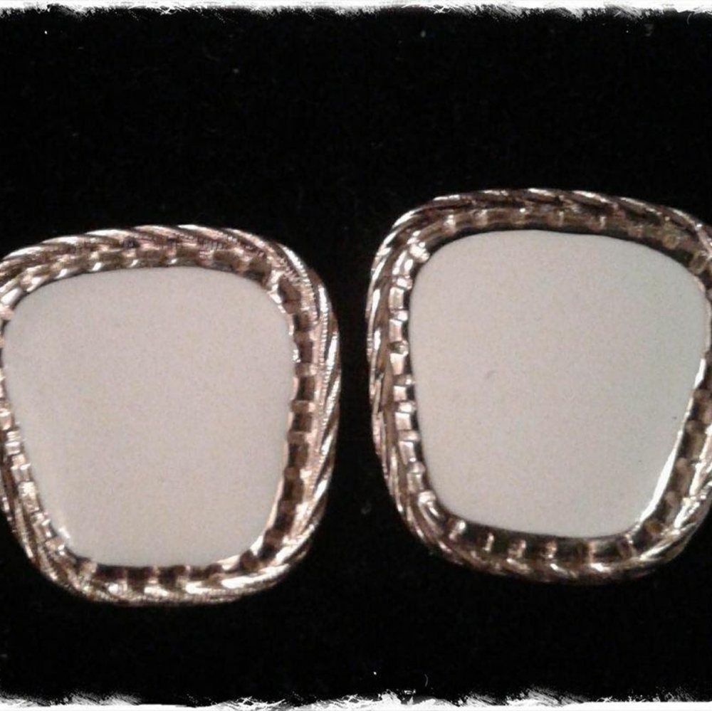*Final price* Avon NWT post earrings !!